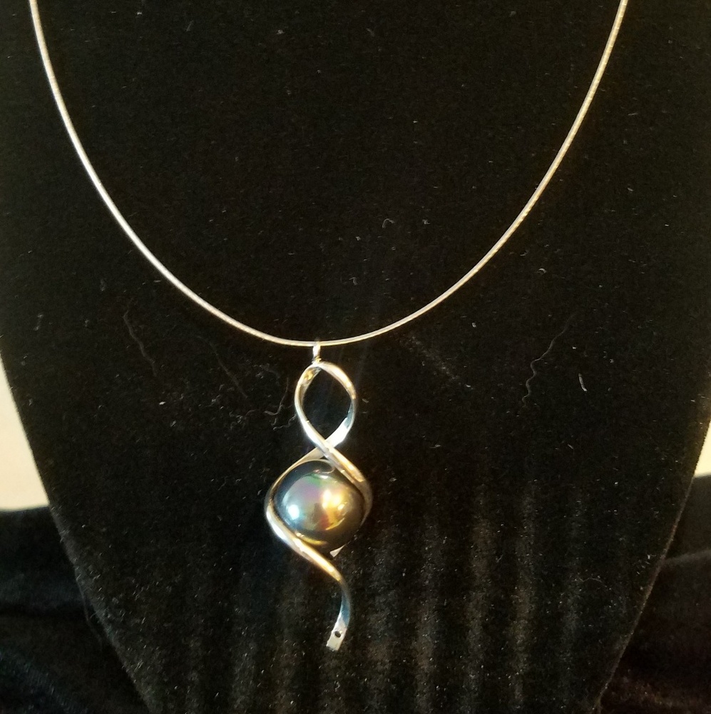 Contemporary wire necklace with pendant.